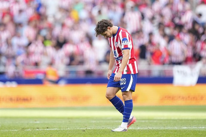 Julian Álvarez cabizbajo durante el partido entre el Atlético de Madrid y el Villarreal CF de LaLiga EA Sports 26-27