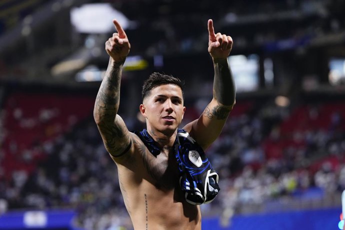 Archivo - Enzo Fernandez of Argentina celebrates the victory and greets the supporters during the FIFA World Cup 2026 Semi Final match between England and Argentina at Atlanta Stadium on July 15, 2026 in Atlanta, Georgia.