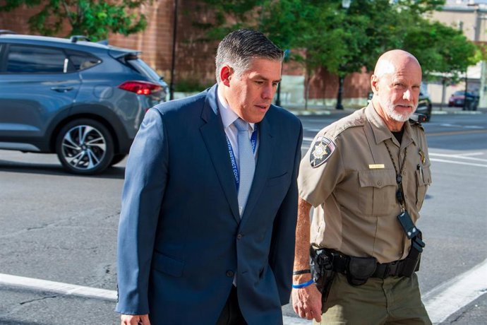 Archivo - El juez Tony Graf, a la izquierda, llega al Tribunal del Cuarto Distrito en Provo para el segundo día de la audiencia preliminar en el caso de Tyler Robinson, acompañado por un agente del sheriff del condado de Utah.