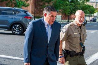 Archivo - July 7, 2026, Provo, Utah, USA: JUDGE TONY GRAF, left, arrives at the Fourth District Court in Provo for the second day of the preliminary hearing in the Tyler Robinson case, accompanied by a Utah County Sheriff's deputy. Prosecutors are continu