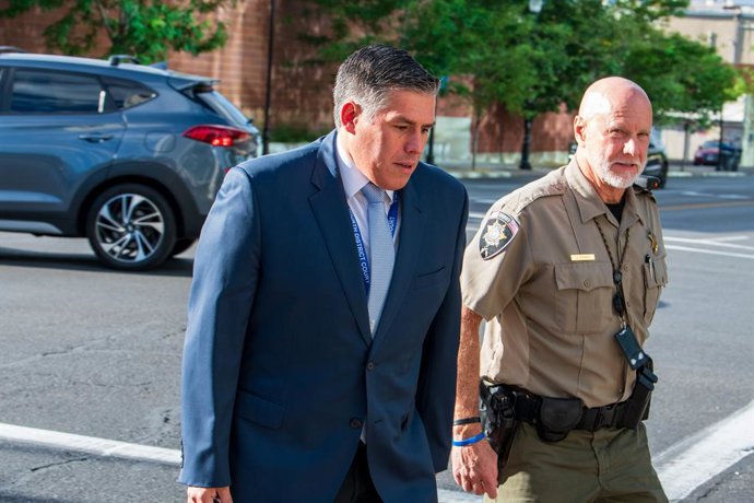 Archivo - July 7, 2026, Provo, Utah, USA: JUDGE TONY GRAF, left, arrives at the Fourth District Court in Provo for the second day of the preliminary hearing in the Tyler Robinson case, accompanied by a Utah County Sheriff's deputy. Prosecutors are continu
