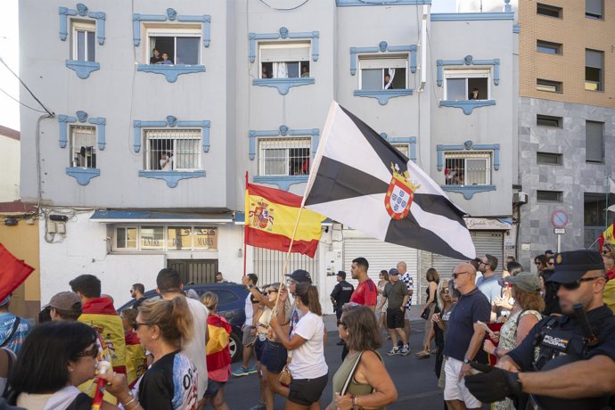 Decenas de personas durante una manifestación pacífica en Ceuta. Imagen de archivo.