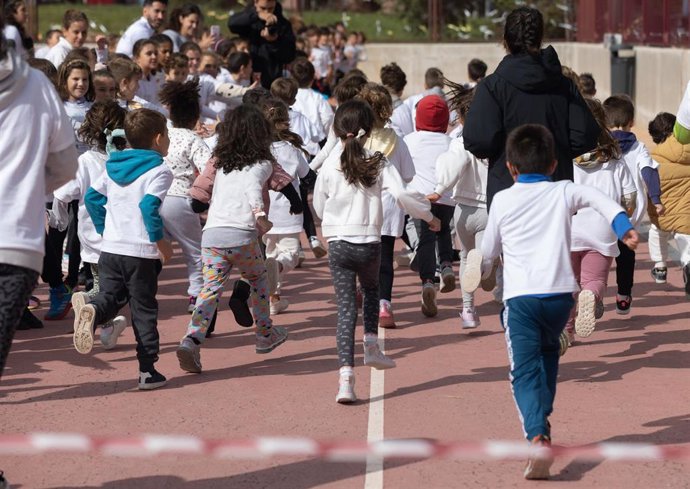 Archivo - Un grupo de niños corre durante la novena edición de 'La Vuelta al Cole'