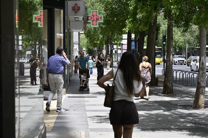Archivo - Termómetro callejero de una farmacia marca 34 grados, a 22 de julio de 2026, en Murcia, Región de Murcia (España).  