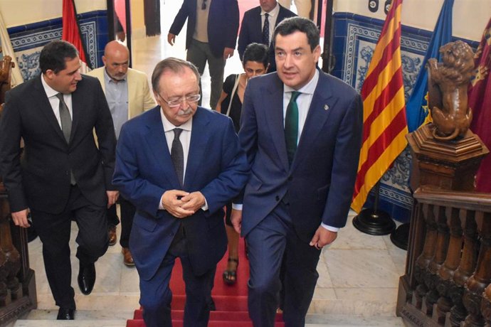 El presidente de la Junta de Andalucía, Juanma Moreno (d) y el presidente de Ceuta, Juan Jesús Vivas (i) en la reunión que mantuvieron el pasado 20 de agosto de 2026 en Ceuta (España).