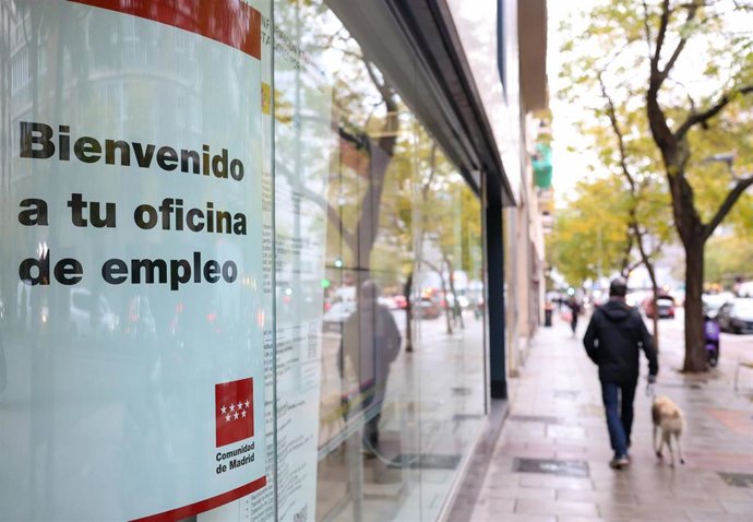 Archivo - Fachada de una oficina de empleo