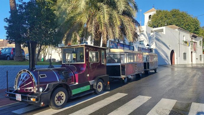 Archivo - Imagen de archivo de un tren turístico navideño.
