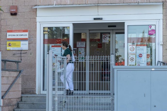 Archivo.- Fachada de una Oficina de Empleo en Madrid