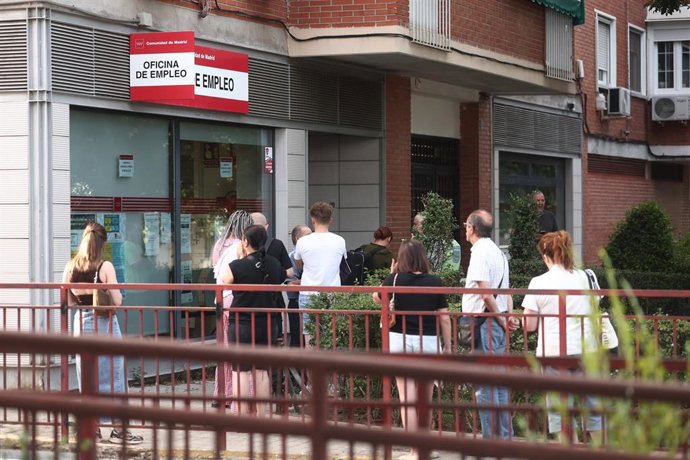 Archivo - Archivo.- Varias personas hacen cola en una Oficina de Empleo en Madrid