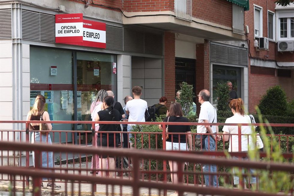 Archivo - Archivo.- Varias personas hacen cola en una Oficina de Empleo en Madrid