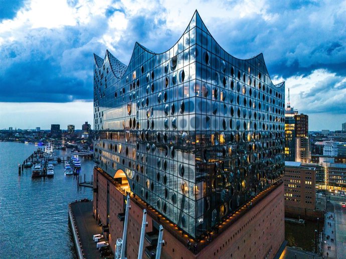 Success story of 10 years Elbphilharmonie Hamburg: annual attendance at classical concerts in Hamburg has tripled. 7.4 million people have attended 6,400 concerts, 29.5 million have visited the Plaza (Photo: Elbphilharmonie/Thies Raetzke)