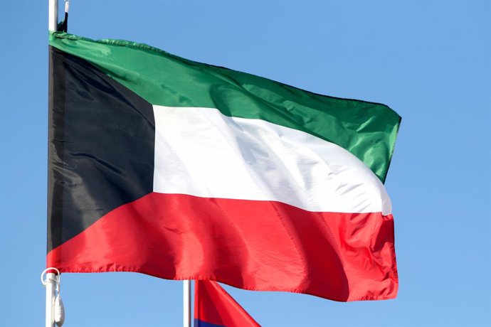 Archivo - Arquivo - 9 de junho de 2024, São Petersburgo, Rússia: A bandeira da República do Kuwait vista na galeria de bandeiras dos países participantes no âmbito do Fórum Econômico Internacional de São Petersburgo de 2024