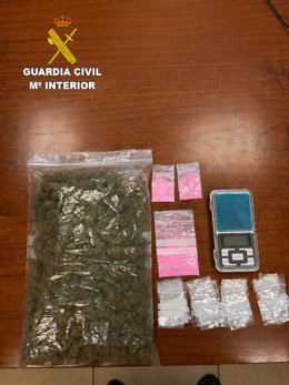 Droga incautada a dos personas en Huete.