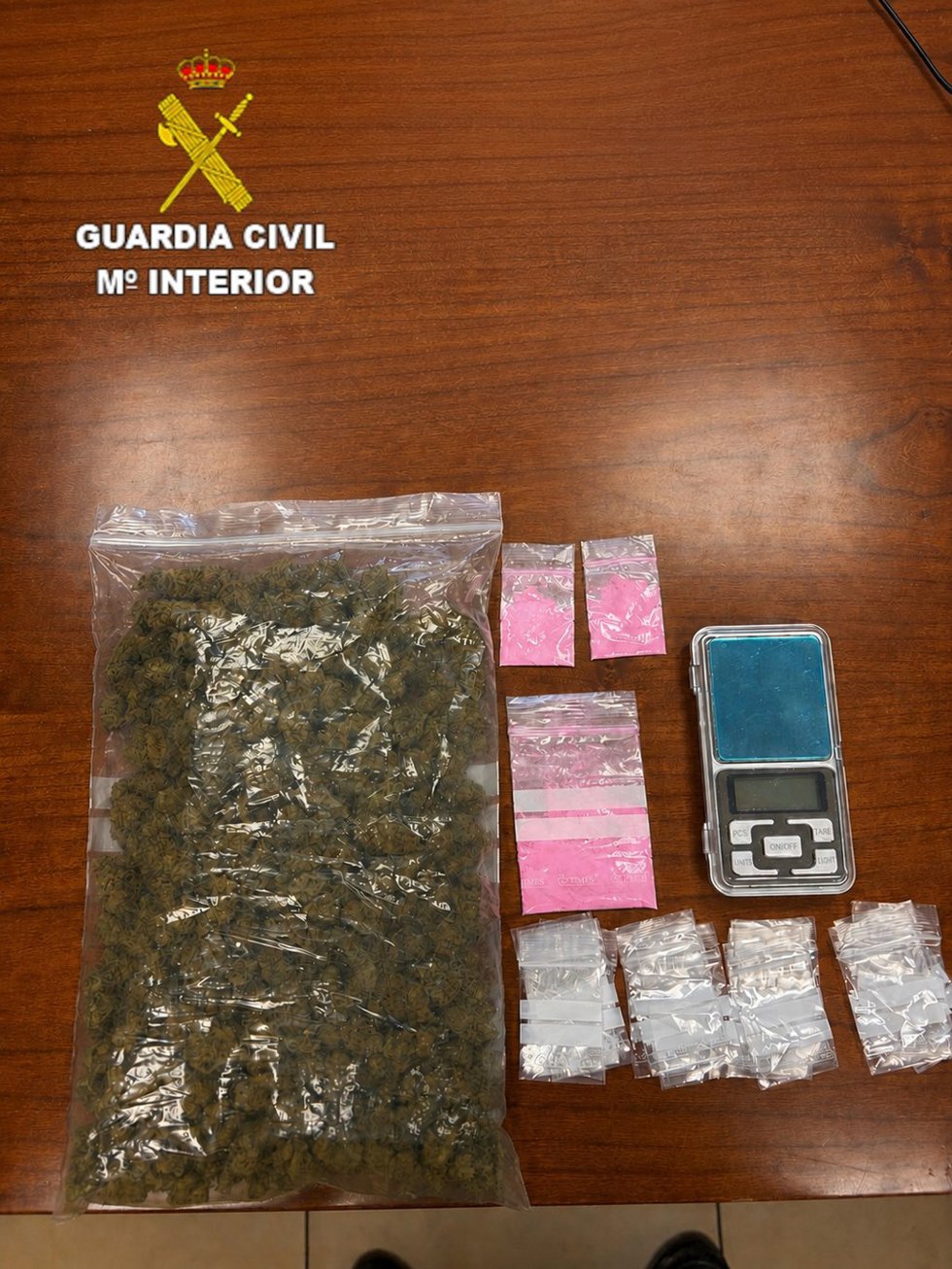 Droga incautada a dos personas en Huete.