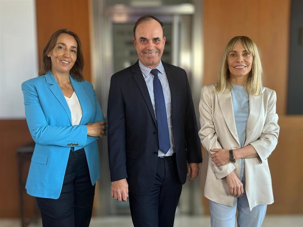 La jefa global de asuntos regulatorios de ClarkeModet, Clara Pombo (i); el director gerente regional para Brasil de ClarkeModet, Claudio Castanheira (c); y la consejera delegada global de ClarkeModet, María Garaña (d).