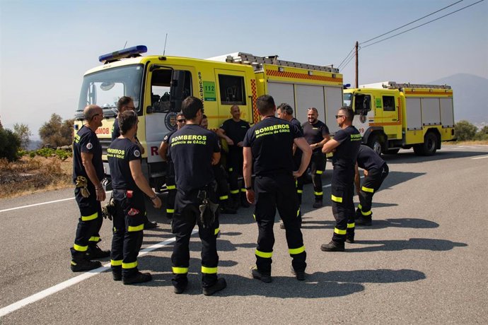 Archivo - Imagen de voluntarios del cuerpo de Bomberos de Cádiz durante labores de extinción en el incendio del pasado mes de julio en Burgohondo.