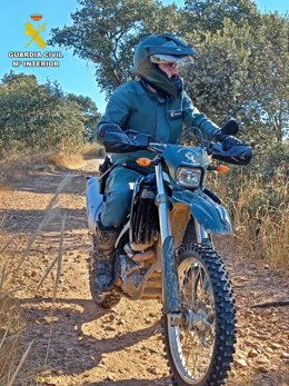 Archivo - Un agente del Seprona en una moto, en una imagen de archivo.