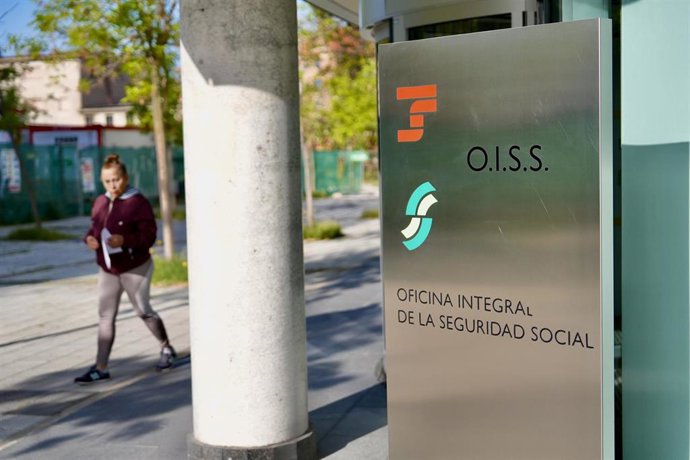 Archivo - Varias personas en la oficina integral de la Seguridad Social, a 20 de abril de 2026, en Valladolid, Castilla y León (España). Hoy arranca de forma presencial la regularización extraordinaria de migrantes impulsada por el Gobierno. Alrededor de 