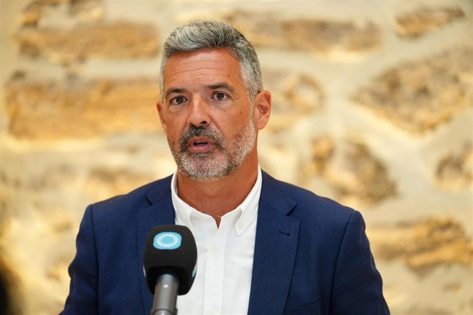 Archivo - El alcalde de Rota, José Javier Ruiz atiende a los medios. A 18 de agosto de 2025 en Rota, Cádiz (Andalucía, España). ARCHIVO.