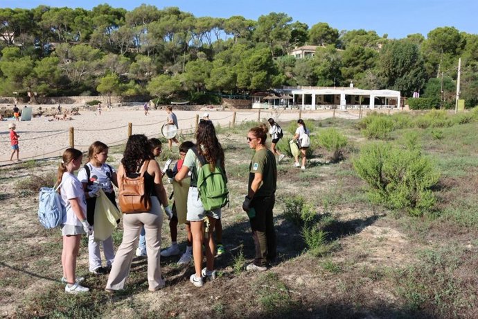 Educadoras ambientales con un grupo de niños.