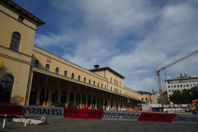 Despliegue de seguridad en la estación de tren de Augsburgo, en Alemania, tras la explosión de un objeto sospechoso