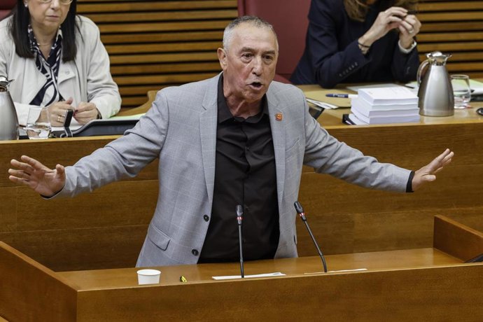 Archivo - El síndic de Compromís, Joan Baldoví, durante una sesión de control, en Les Corts Valencianes