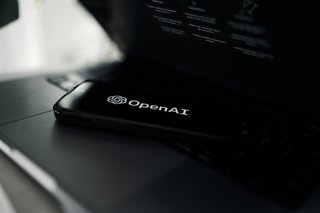 Logotipo de OpenAI en la pantalla de un móvil