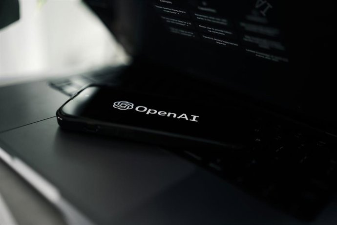Logotipo de OpenAI en la pantalla de un móvil