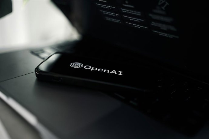 Logotipo da OpenAI na tela de um celular