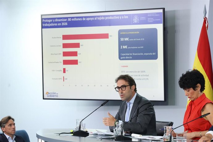 El vicepresidente primero y ministro de Economía, Comercio y Empresa, Carlos Cuerpo, y la ministra de Inclusión, Seguridad Social y Migraciones y portavoz del Gobierno, Elma Saiz