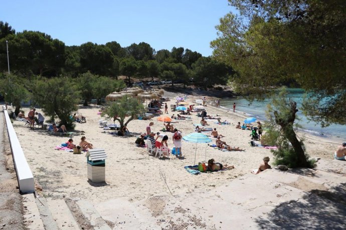 Archivo - Imagen de la playa de s'arenal de Portocolom.