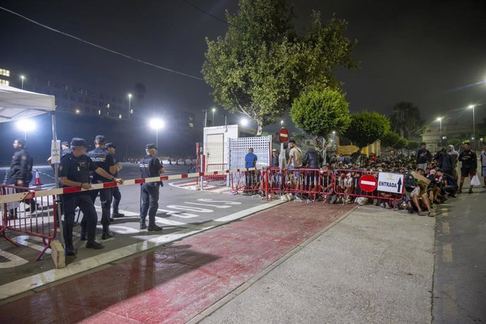 Migrantes continúan pasando la noche en los alrededores de Loma Colmenar, a 1 de septiembre de 2026, en Ceuta (España). Esta noche han pasado la noche decenas de personas en los alrededores de Loma Colmenar, a pesar de la intervención de la Policía Nacion