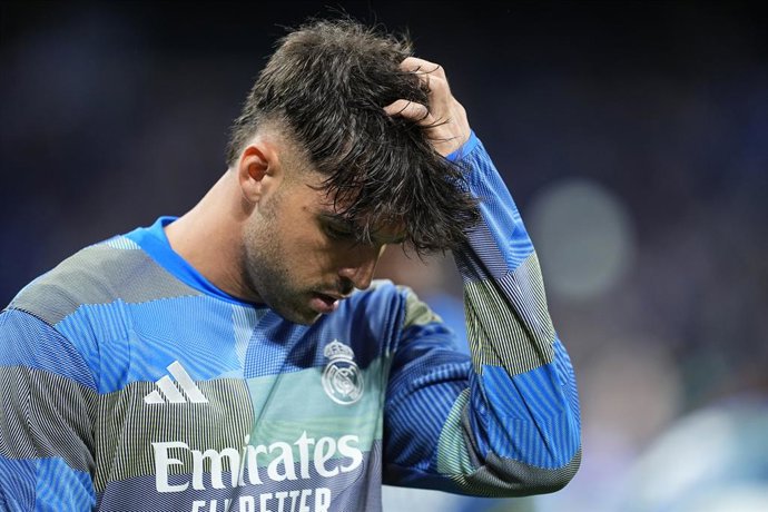 Archivo - Arquivo - Raúl Asencio, do Real Madrid CF, faz um gesto durante a partida de futebol da Liga Espanhola, LaLiga EA Sports, disputada entre o Real Madrid e o Real Oviedo no Estádio Bernabéu, em 14 de maio de 2026, em Madri, Espanha.