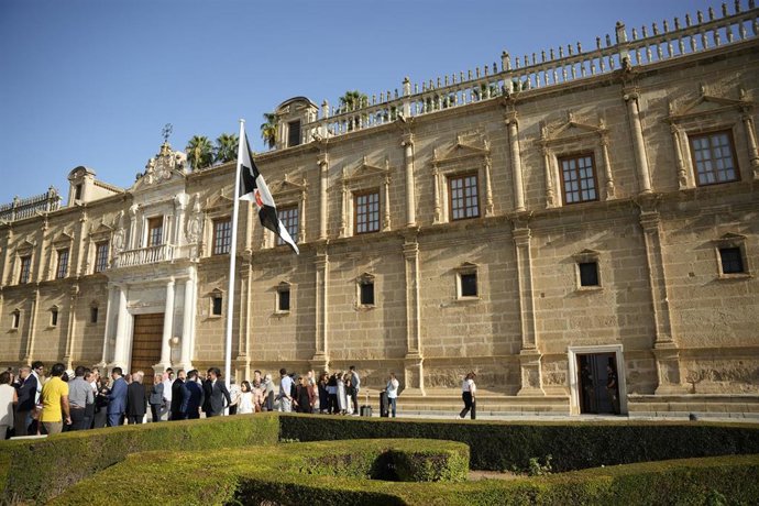 Izado de la bandera de Ceuta en el Parlamento de Andalucía.