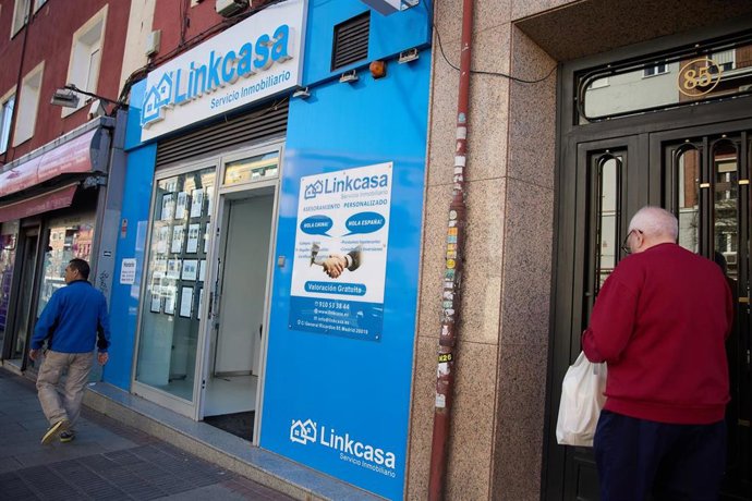 Archivo - Un hombre pasa por una inmobiliaria, a 13 de abril de 2024, en Madrid (España).