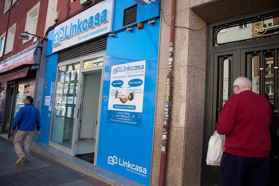 Archivo - Un hombre pasa por una inmobiliaria, a 13 de abril de 2024, en Madrid (España).
