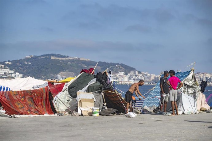 Varios migrantes asentados en la playa del Trampolín, a 31 de agosto de 2026, en Ceuta (España). La playa del Trampolín, vuelve a concentrar un gran número de chabolas improvisadas pese al traslado previo de personas migrantes a otros espacios habilitados