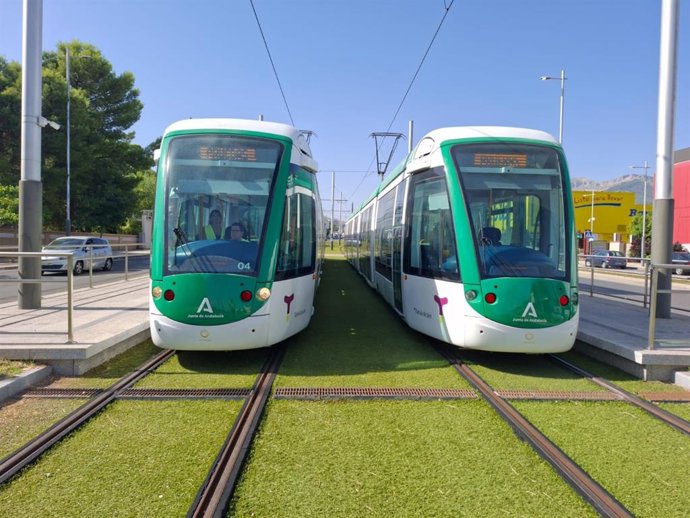 Dos unidades del tranvía de Jaén durante las pruebas para la formación práctica de los conductores.