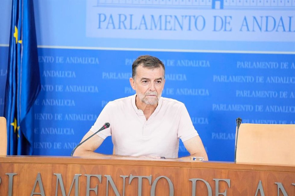 El coordinador federal de IU y portavoz del grupo parlamentario Por Andalucía, Antonio Maíllo, en rueda de prensa en el Parlamento.