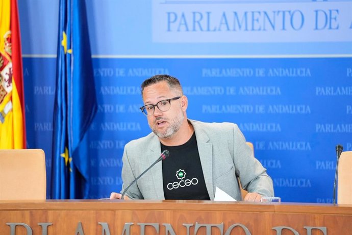 El portavoz de Adelante Andalucía, José Ignacio García, en una rueda de prensa en el Parlamento andaluz.