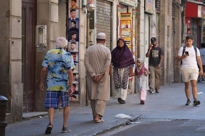Varias personas caminan por el barrio del Raval de Barcelona