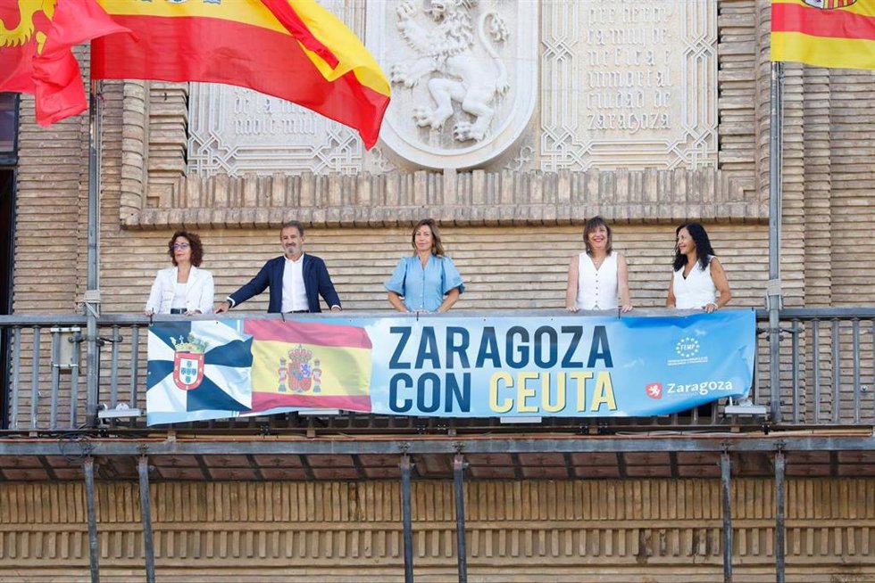Colocación de la pancarta de apoyo a Ceuta en el Ayuntamiento de Zaragoza.