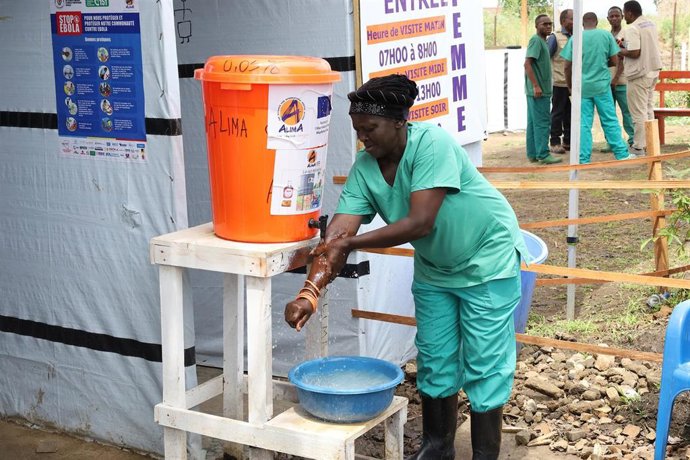 Archivo - Fotografía de archivo de una tabajadora sanitaria en un centro de tratamiento para el ébola en el este de República Democrática del Congo (RDC) 
