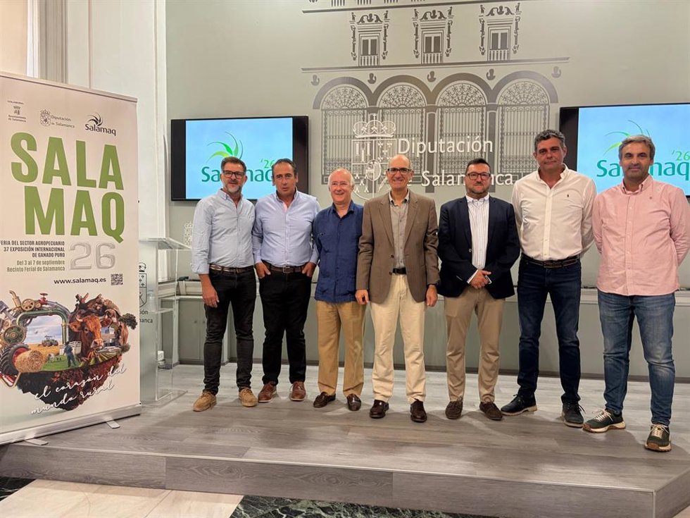 El presidente de la Diputación de Salamanca junto a los representantes de las asociaciones ganaderas. .