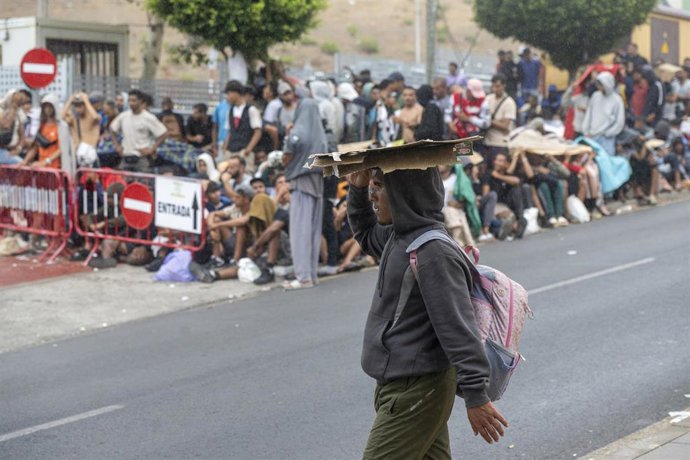 Varios inmigrantes hacen cola en Ceuta