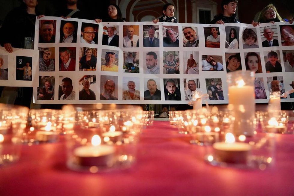 Archivo - Familias de las víctimas de la dana les recuerdan con velas, música y fotografías en Picanya