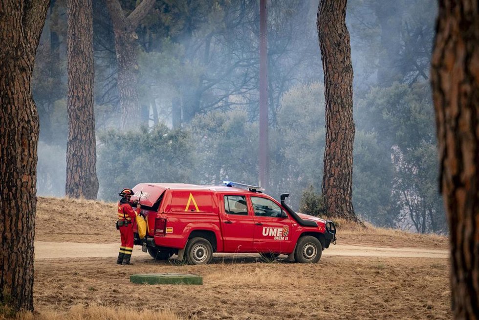 Archivo - Un coche de la UME trabaja en las labores de extinción del incendio, a 25 de julio de 2026, en San Martín de Valdeiglesias, Madrid (España). 