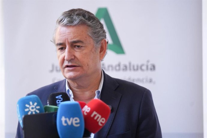 El vicepresidente primero y consejero de Presidencia, Sanidad y Emergencias, Antonio Sanz, en una atención a medios.