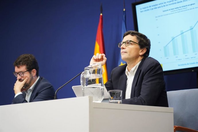 Archivo - Los secretarios de Estado de Trabajo y Economía Social, Joaquín Pérez Rey, y de Seguridad Social y Pensiones, Borja Suárez,  durante la rueda de prensa de presentación de los datos de paro y afiliación de diciembre de 2023. En Madrid, a 3 de ene