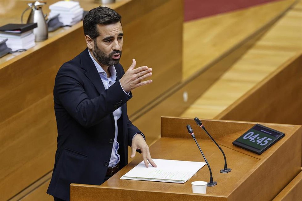 Archivo - El secretario de organización de PSPV-PSOE, José Muñoz, durante una sesión de control, en Les Corts